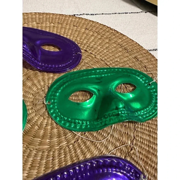 (4) Plastic Masquerade Masks - Picture 3 of 7